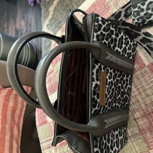 Wrangler Leopard Print Crossbody Bag in Black and Gray - Picture 4 of 6